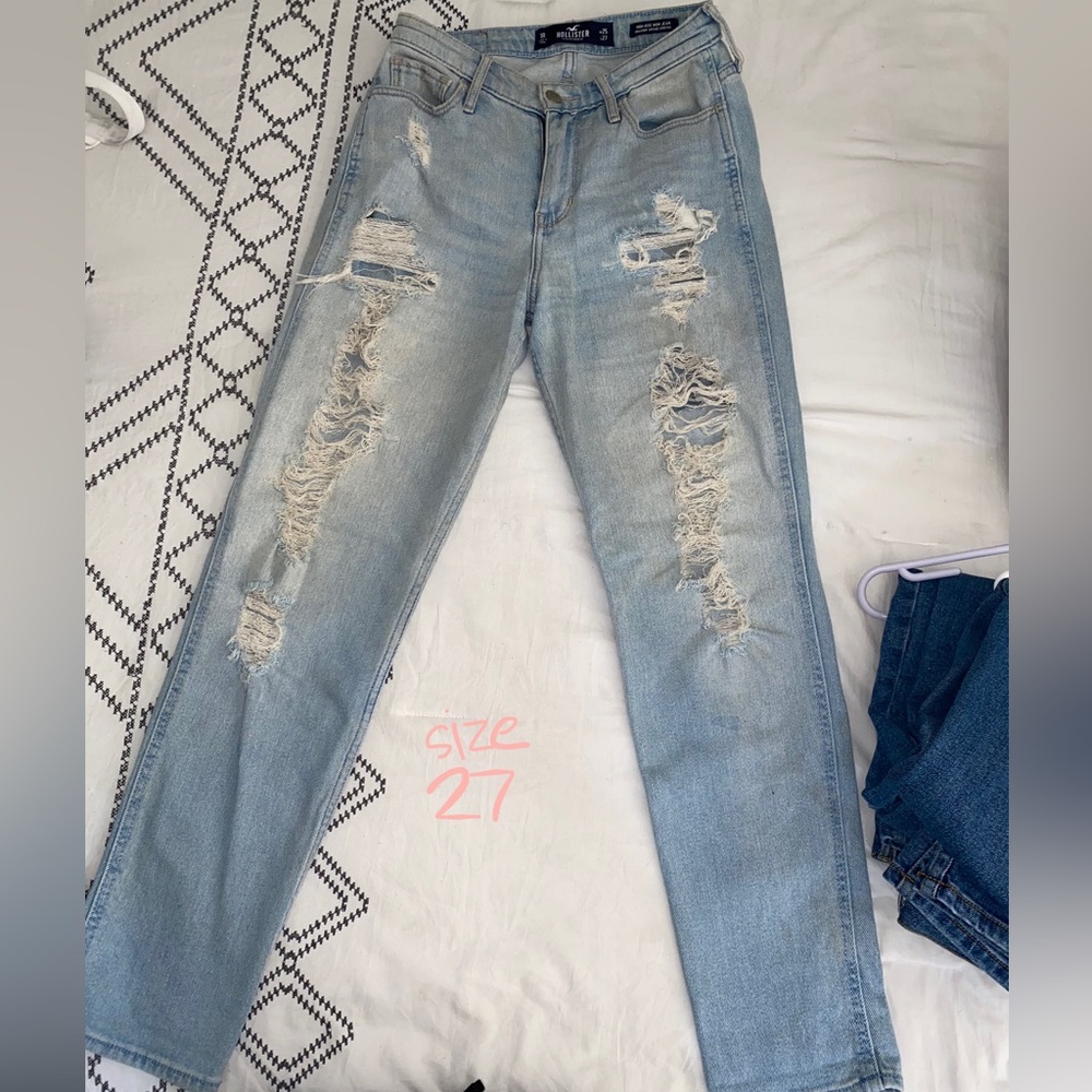 Size 27. Hollister. Very cute and stylish